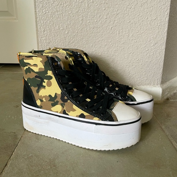 Steve Madden Platform Hightops - Picture 1 of 2